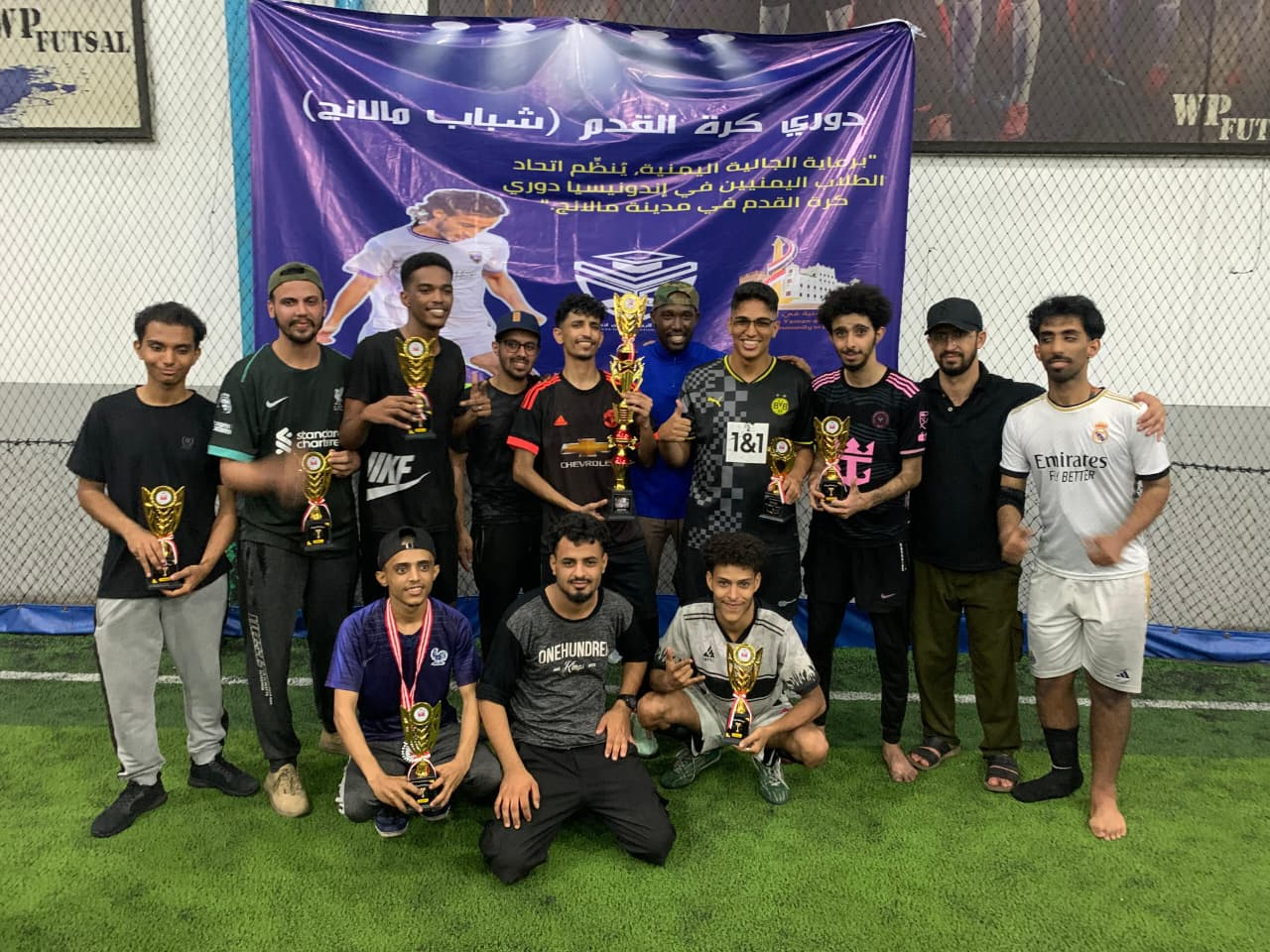 خمس دوريات لكرة القدم