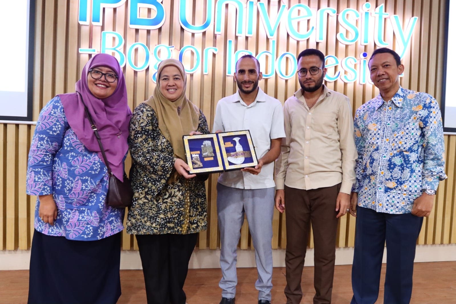 Yemeni Students Union in Indonesia Honors IPB University with a Commemorative Shield